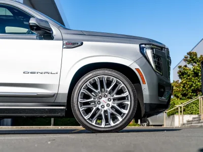 2025 GMC Yukon Denali 6.2L V8 4WD – Luxury, Power & Prestige for export from Japan