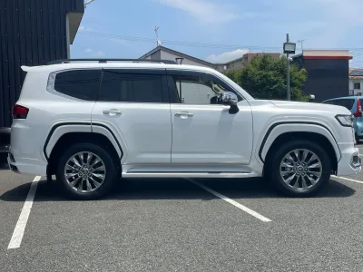 2025 Toyota Land Cruiser 300 ZX 4WD – Luxury Flagship
