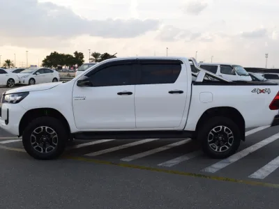 2021 Toyota Hilux pickup  key start White (No.920776) for export from Japan