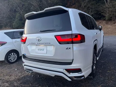 2025 Toyota Land Cruiser 300 ZX – Ultimate Luxury & Performance (No.J1038) for export from Japan