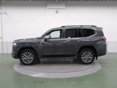 2022 Toyota Land Cruiser 300 ZX 3.3 Diesel Turbo 4WD for export from Japan