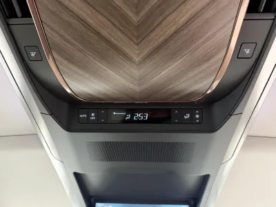 2025 Lexus LM 500h Version L 4WD for export from Japan