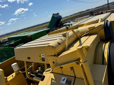 NEW HOLLAND TX67 COMBINE HARVESTER  (Two) (No.J0957) for export from Japan