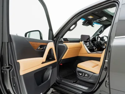 2025 LEXUS LX600 4WD –7 Seater LUXURY PACKAGE for export from Japan