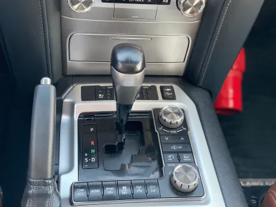 Toyota Land Cruiser 5.7L VXR (No-830715) for export from Japan
