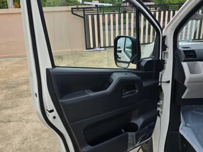 2026 Toyota Hiace Commuter 2.8 Diesel AT High Roof 15-Seater RHD for export from Japan