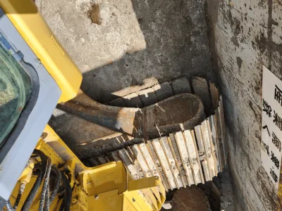 Komatsu  Excavator Machinery 2004  (No-J0705)