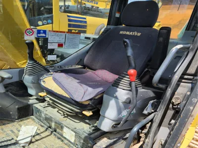 Komatsu  Excavator Machinery 2004  (No-J0705)