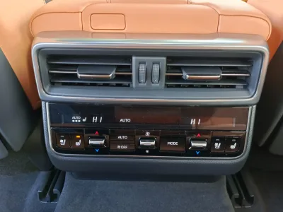 Lexus  LX500d (No-830718)