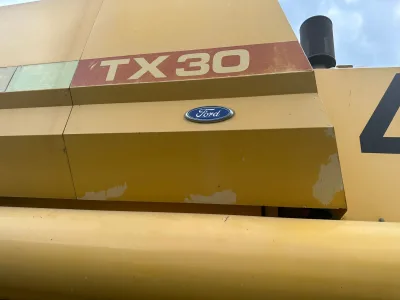 NEW HOLLAND TX30 (HST HYDRAULIC CONTROL) COMBINE HARVESTER (No.J0820)