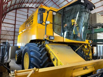 NEW HOLLAND TX67 COMBINE HARVESTER (No.J0955)