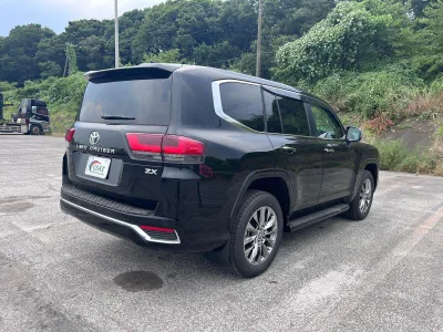 2025 Toyota LandCruiser LC300 7 Seater ZX Petrol (No.960561) for export from Japan