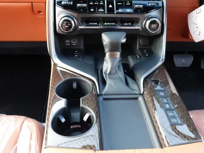 2025 Lexus LX 600 Executive AWD Levinson 4-Seater (No.960732) for export from Japan