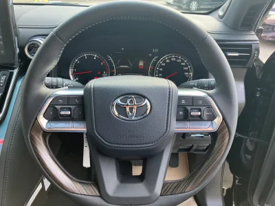 2025 TOYOTA LAND CRUISER 300 3.3 ZX Diesel 5 Seater (No.960826) for export from Japan