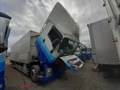 2016 Isuzu Giga large Aluminium wing body truck QPG-CYL77B (No.920772) for export from Japan