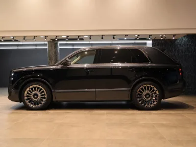2025 Toyota Century SUV 3.5L Plug-in Hybrid 4WD 4-Seater for export from Japan
