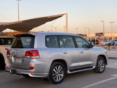 Toyota Land Cruiser 5.7L VXR (No-830715) for export from Japan