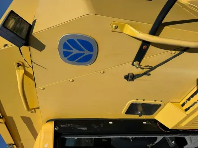 NEW HOLLAND TX67 COMBINE HARVESTER  (Two) (No.J0957) for export from Japan