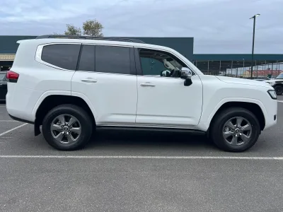 2025 Toyota Land Cruiser Sahara – The Ultimate 7-Seater Luxury SUV (No.J1047) for export from Japan