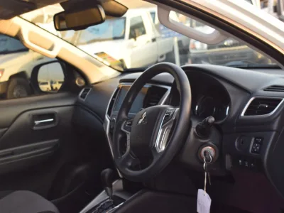 2019 Mitsubishi pickup L200 White (No.830778) for export from Japan