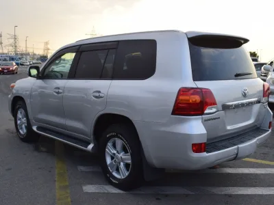 2014 Toyota Land Cruiser Sahara Silver (No.830752) for export from Japan