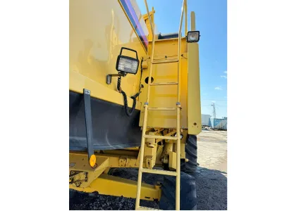 NEW HOLLAND TX67 COMBINE HARVESTER  (Two) (No.J0957) for export from Japan