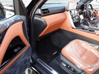 2025 Lexus LX 600 Executive AWD Levinson 4-Seater (No.960732) for export from Japan