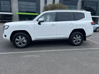 2025 Toyota Land Cruiser Sahara – The Ultimate 7-Seater Luxury SUV (No.J1047) for export from Japan