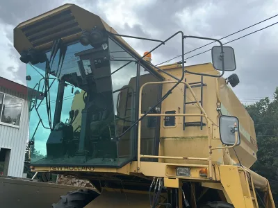 NEW HOLLAND TX30 (HST HYDRAULIC CONTROL) COMBINE HARVESTER (No.J0820) for export from Japan