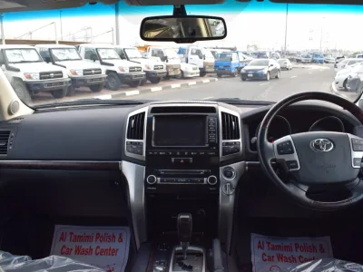 2014 Toyota Land Cruiser Sahara Silver (No.830752) for export from Japan