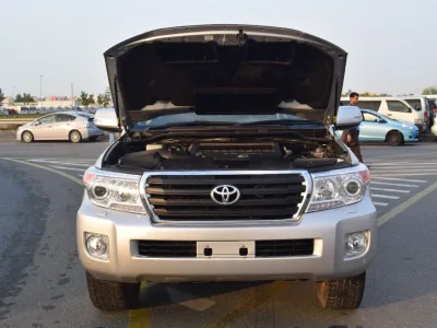 2014 Toyota Land Cruiser Sahara Silver (No.830752) for export from Japan