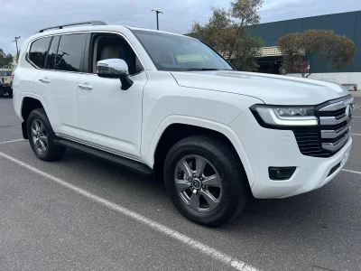2025 Toyota Land Cruiser Sahara – The Ultimate 7-Seater Luxury SUV (No.J1047) for export from Japan