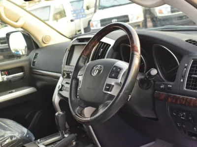 2014 Toyota Land Cruiser Sahara Silver (No.830752) for export from Japan
