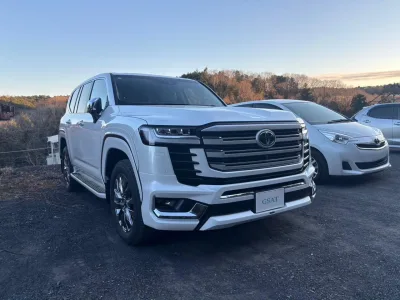 2025 Toyota Land Cruiser 300 ZX – Ultimate Luxury & Performance (No.J1038) for export from Japan