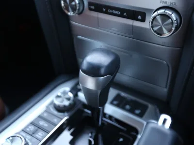 2019 Toyota Land Cruiser 200 4.6 ZX 4WD WALD for export from Japan
