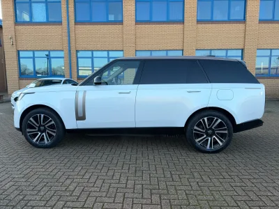 Land Rover Range Rover SV Signature Suite RHD - White for export from Japan