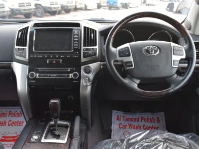 2014 Toyota Land Cruiser Sahara Silver (No.830752) for export from Japan