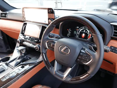 2025 Lexus LX 600 Executive AWD Levinson 4-Seater (No.960732) for export from Japan