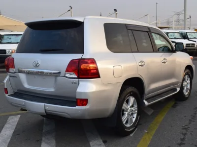 2014 Toyota Land Cruiser Sahara Silver (No.830752) for export from Japan