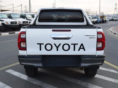 2021 Toyota Hilux pickup  key start White (No.920776) for export from Japan