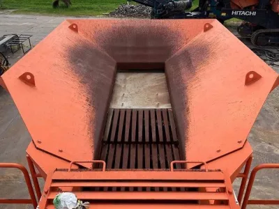 HITACHI HR320G Self-Propelled 20tons (Wood-Chippers Jaw Crusher (No.J0808) for export from Japan