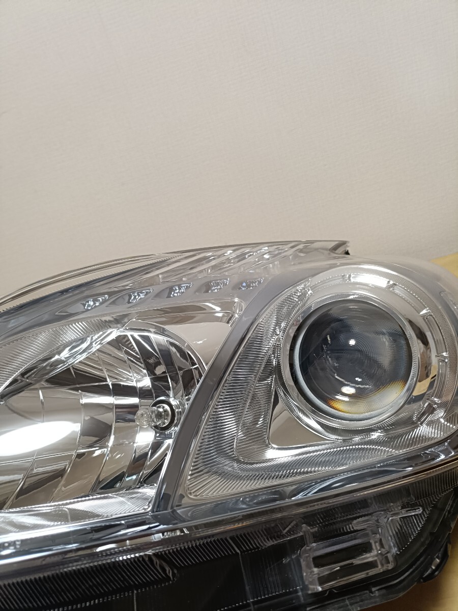 Toyota Prius ZVW30 Pre-Facelift Halogen Headlight Pair image 2