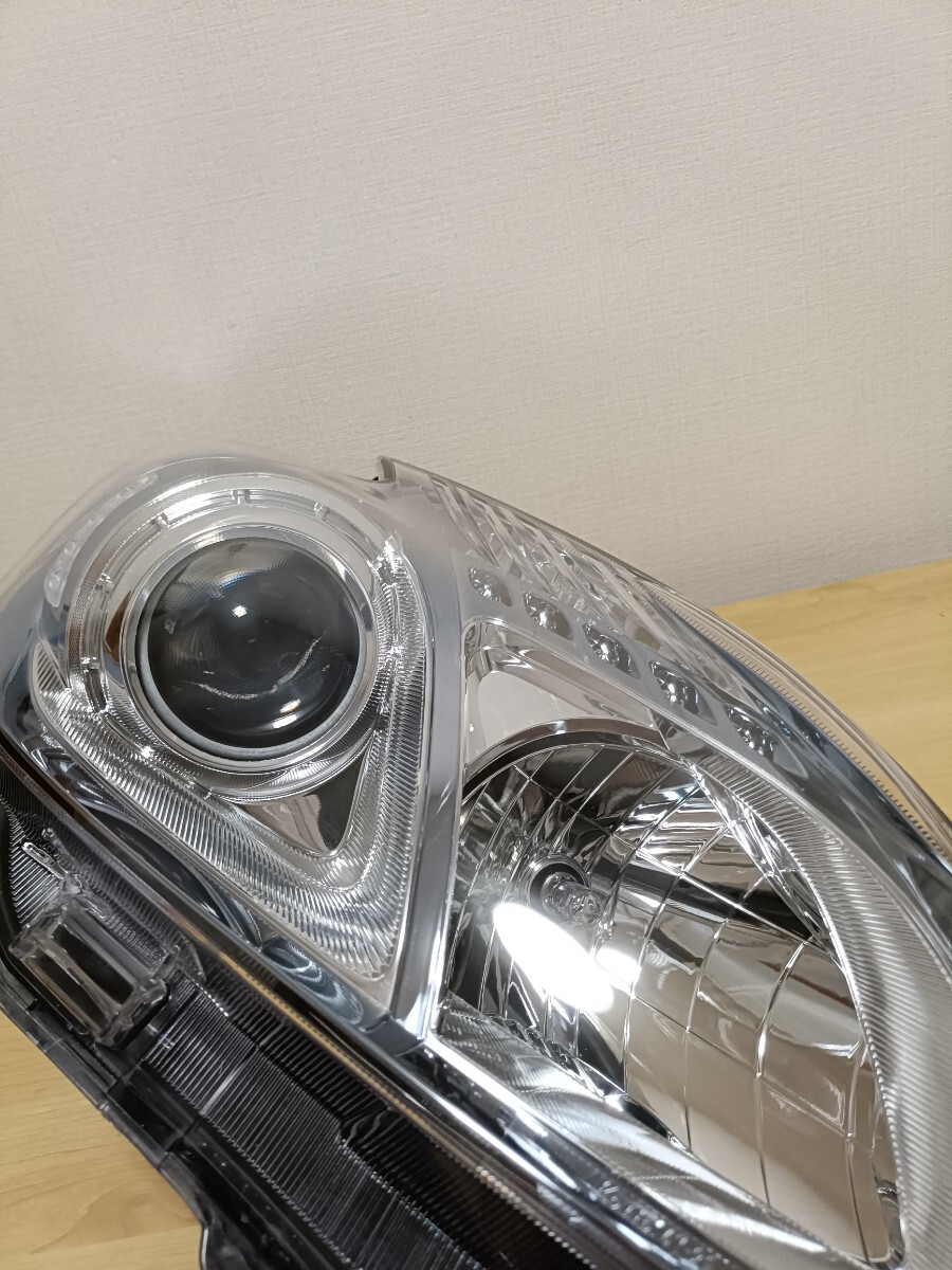 Toyota Prius ZVW30 Pre-Facelift Halogen Headlight Pair image 3