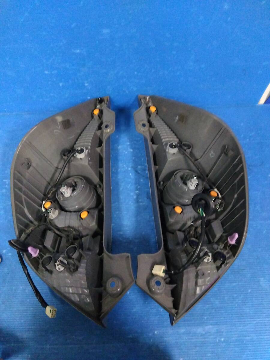 Toyota Aqua NHP10 Tail Light Pair image 2
