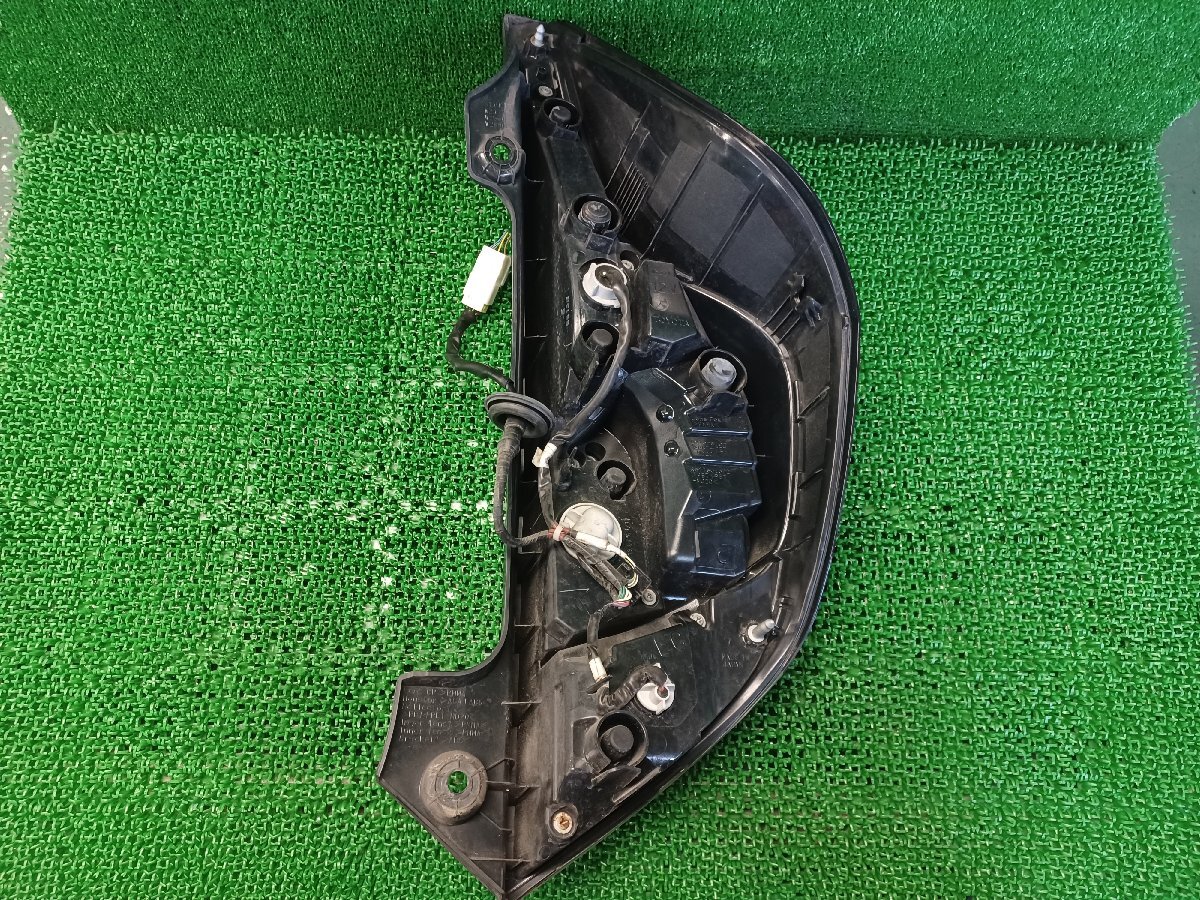 Toyota Aqua NHP10 Tail Light Pair image 3