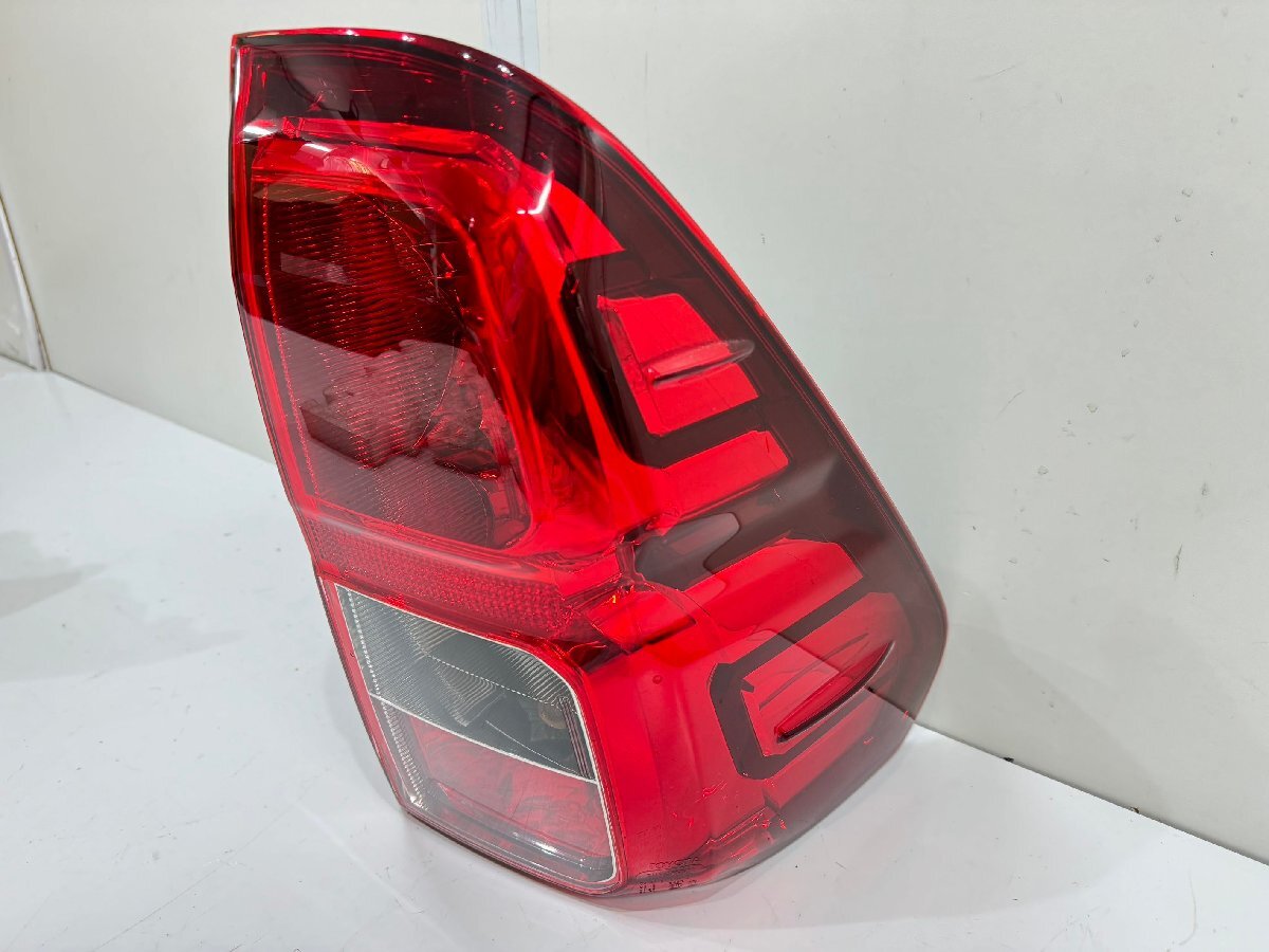 Toyota Hilux GUN125 Pre-Facelift Tail Light Pair image 3