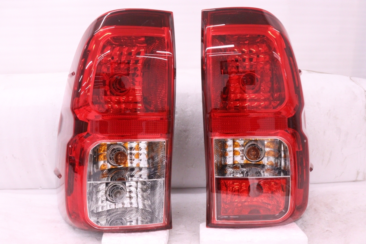 Toyota Hilux GUN125 Pre-Facelift Tail Light Pair
