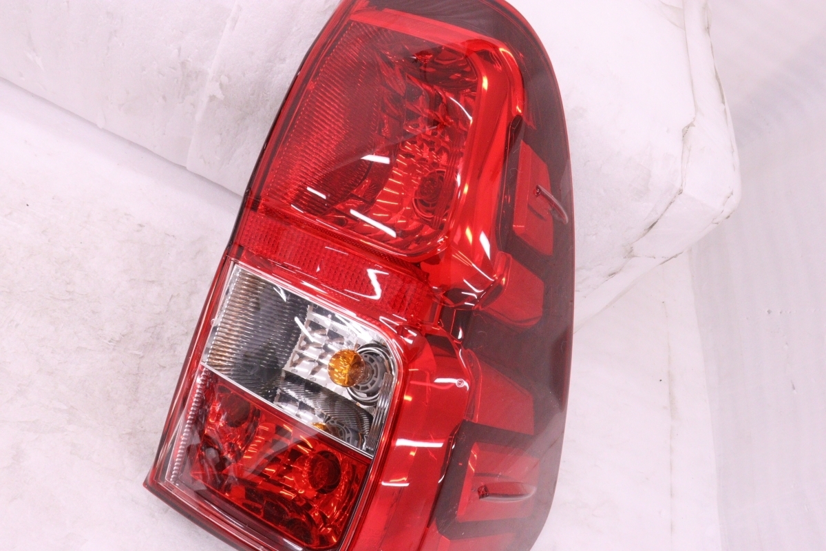 Toyota Hilux GUN125 Pre-Facelift Tail Light Pair image 2