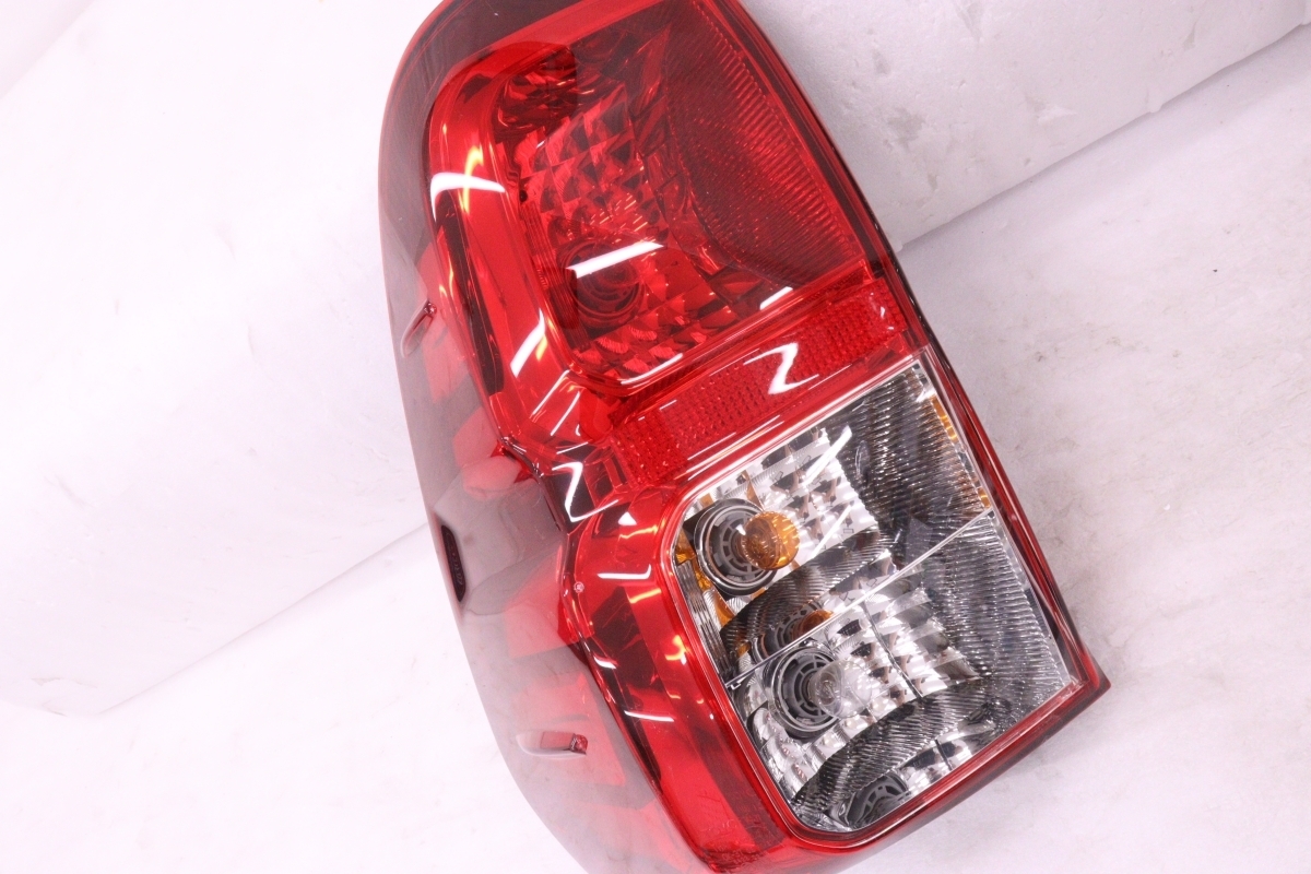 Toyota Hilux GUN125 Pre-Facelift Tail Light Pair image 3