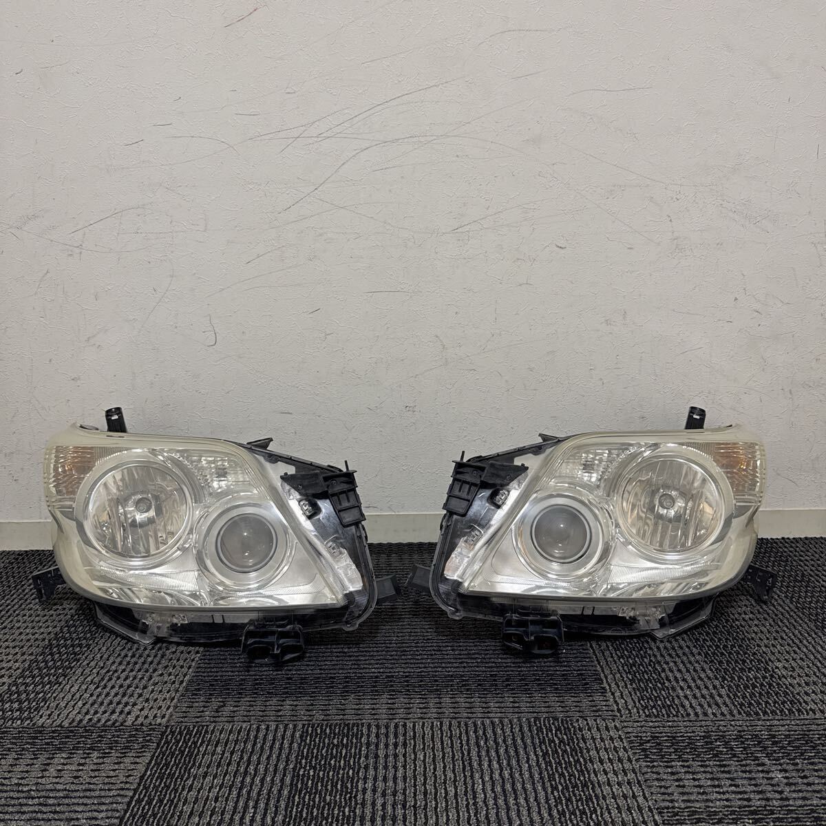 Toyota Land Cruiser Prado TRJ150W / GRJ150W Pre-Facelift Halogen Headlight Pair